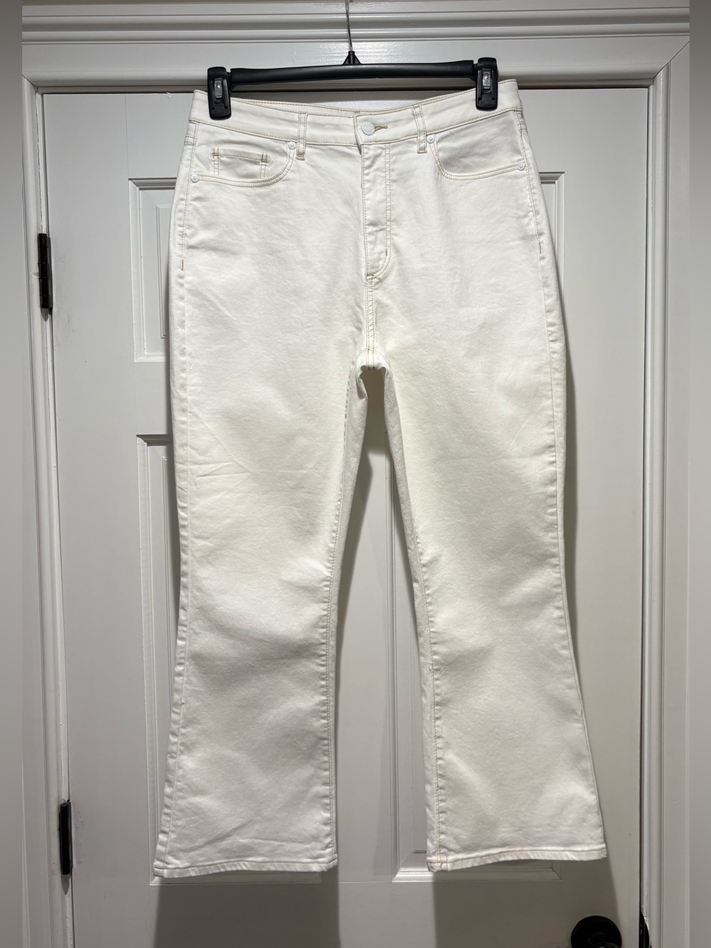 LOFT size 29 White Kick Crop Jeans‎